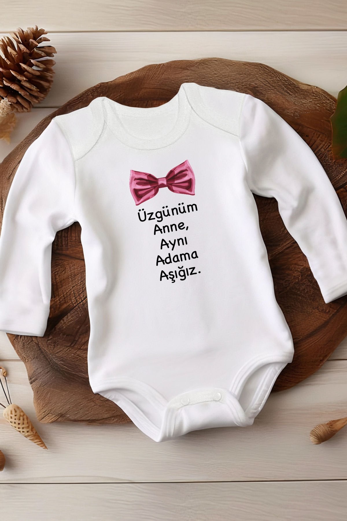 Üzgünüm Anne Aynı Adama Aşığız Yazılı Beyaz Uzun Kollu Bebek Body nwuznzbn23