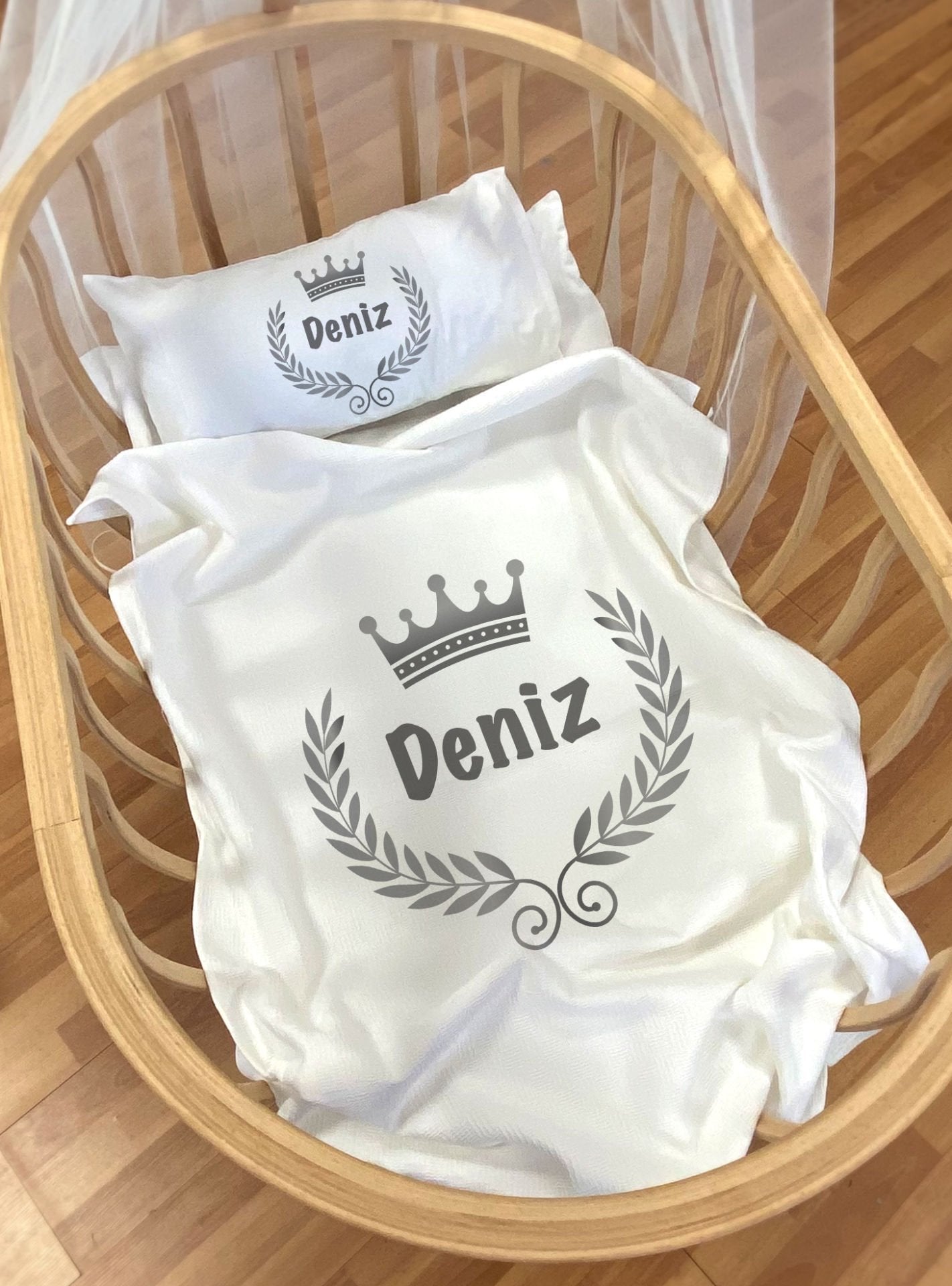 Anne Yanı ve Park Yatak Pike Seti Taçlı Çelenk Ürün ana görseli